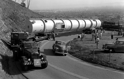 Cảnh chuyên chở máy gia tốc các hạt nặng thẳng Post-Stripper HILAC tại một khúc cua trên đường Cyclotron, California, Mỹ vào tháng 4/1956.