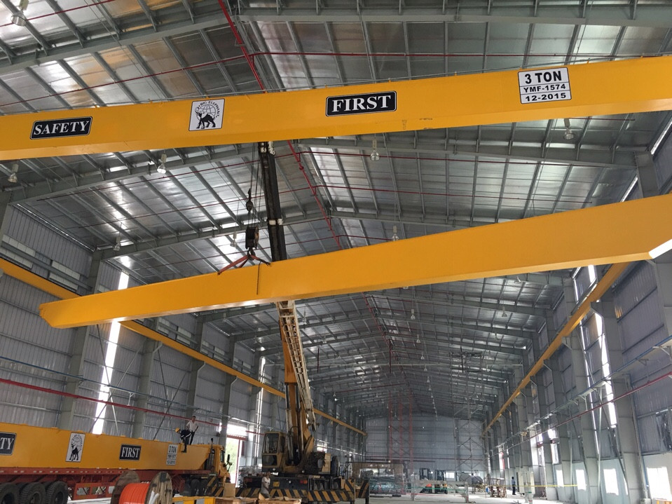 cẩu 45 tấn đang tiến hàng lắp đặt tại xưởng